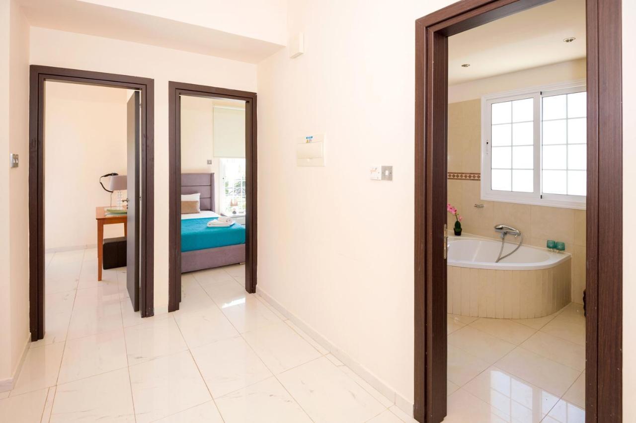 Villa Oceania - Beachfront Paralimni Exteriér fotografie