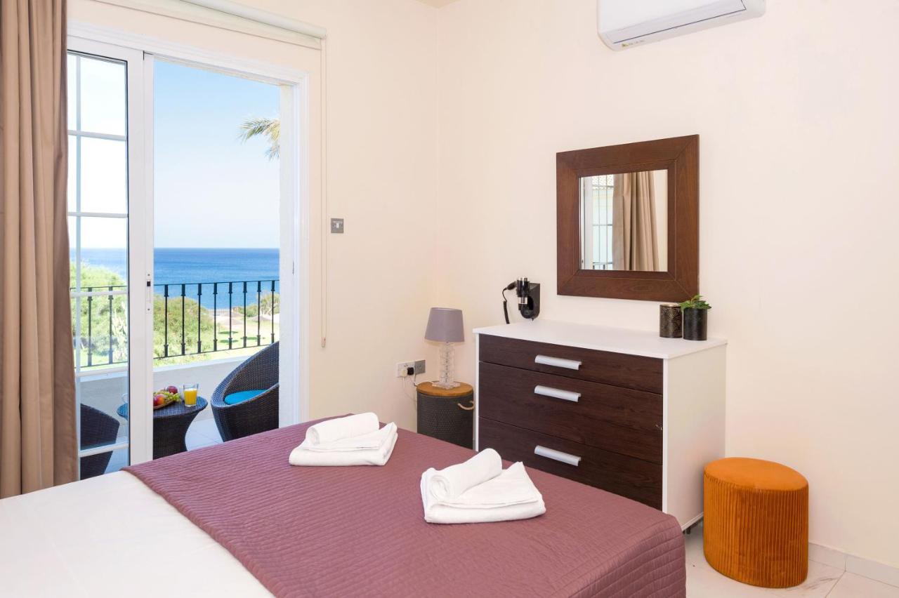 Villa Oceania - Beachfront Paralimni Exteriér fotografie