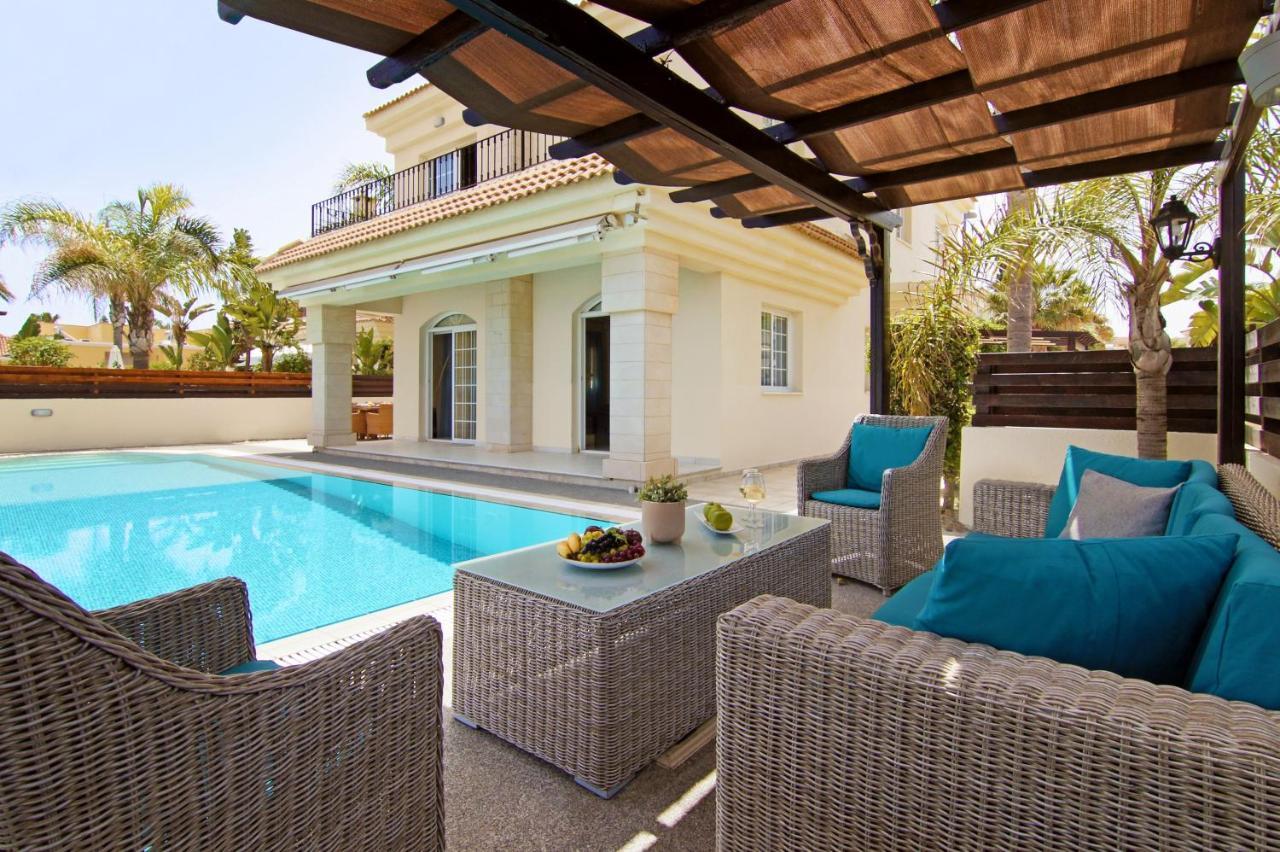 Villa Oceania - Beachfront Paralimni Exteriér fotografie