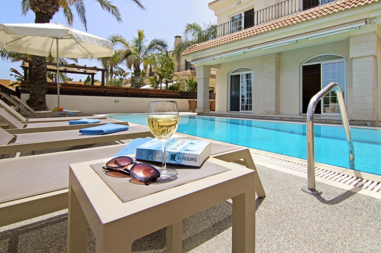 Villa Oceania - Beachfront Paralimni Exteriér fotografie